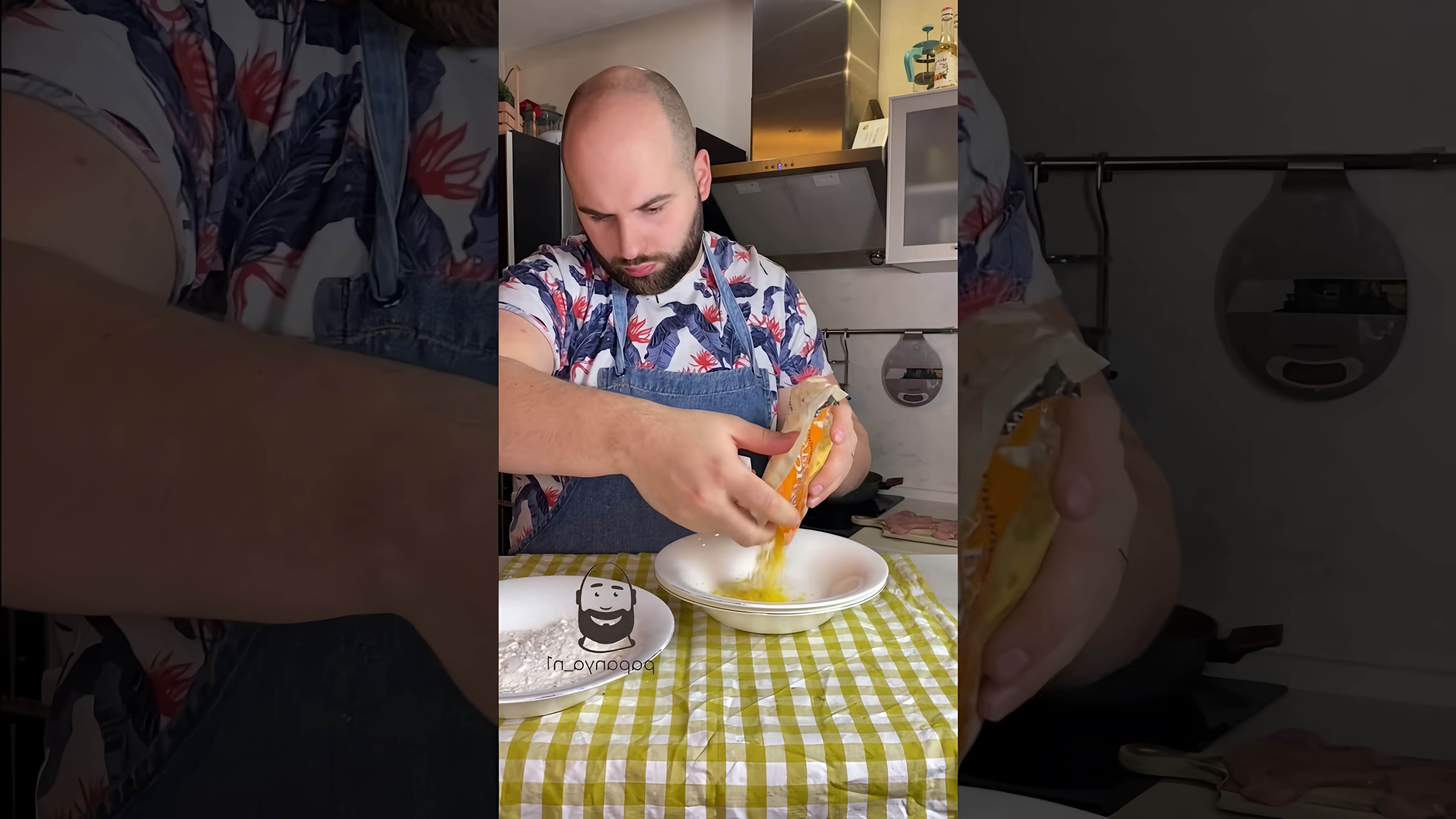 В этом видео демонстрируется процесс приготовления шницелей из филе грудки индейки