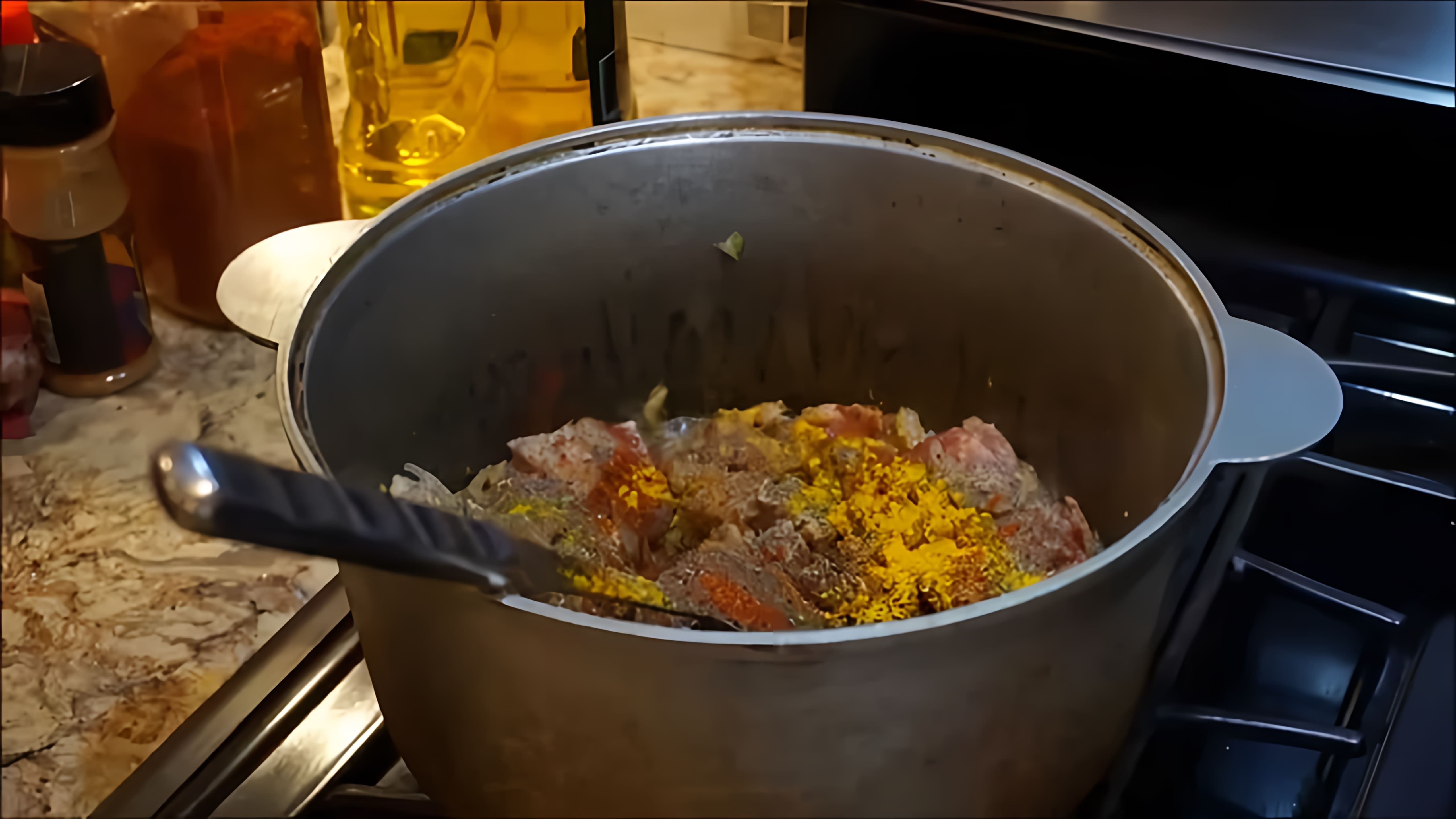 В этом видео демонстрируется процесс приготовления жаркого из свинины в казане