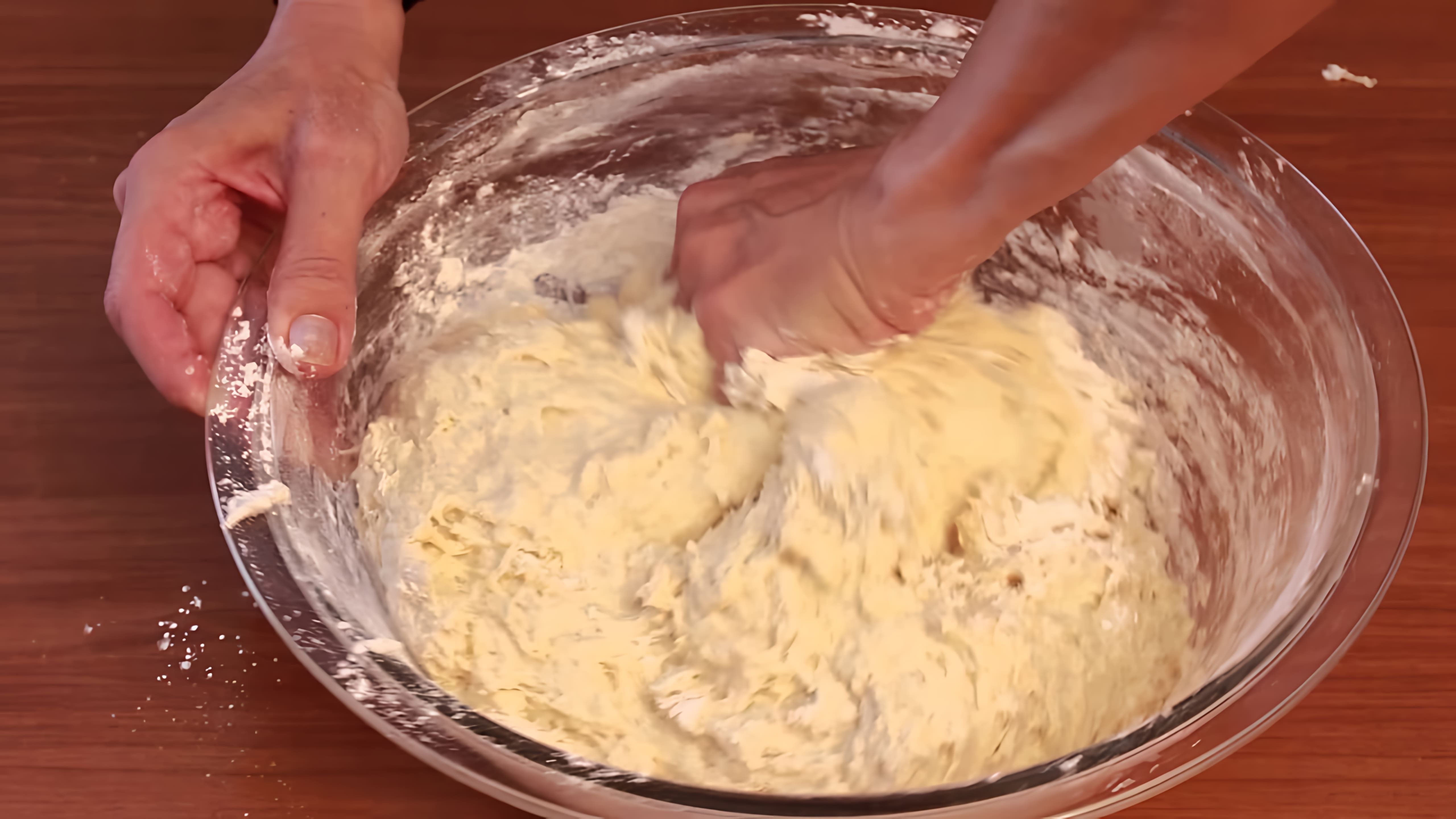 В этом видео демонстрируется процесс приготовления сдобного теста для пирожков и булочек на сыворотке и сметане