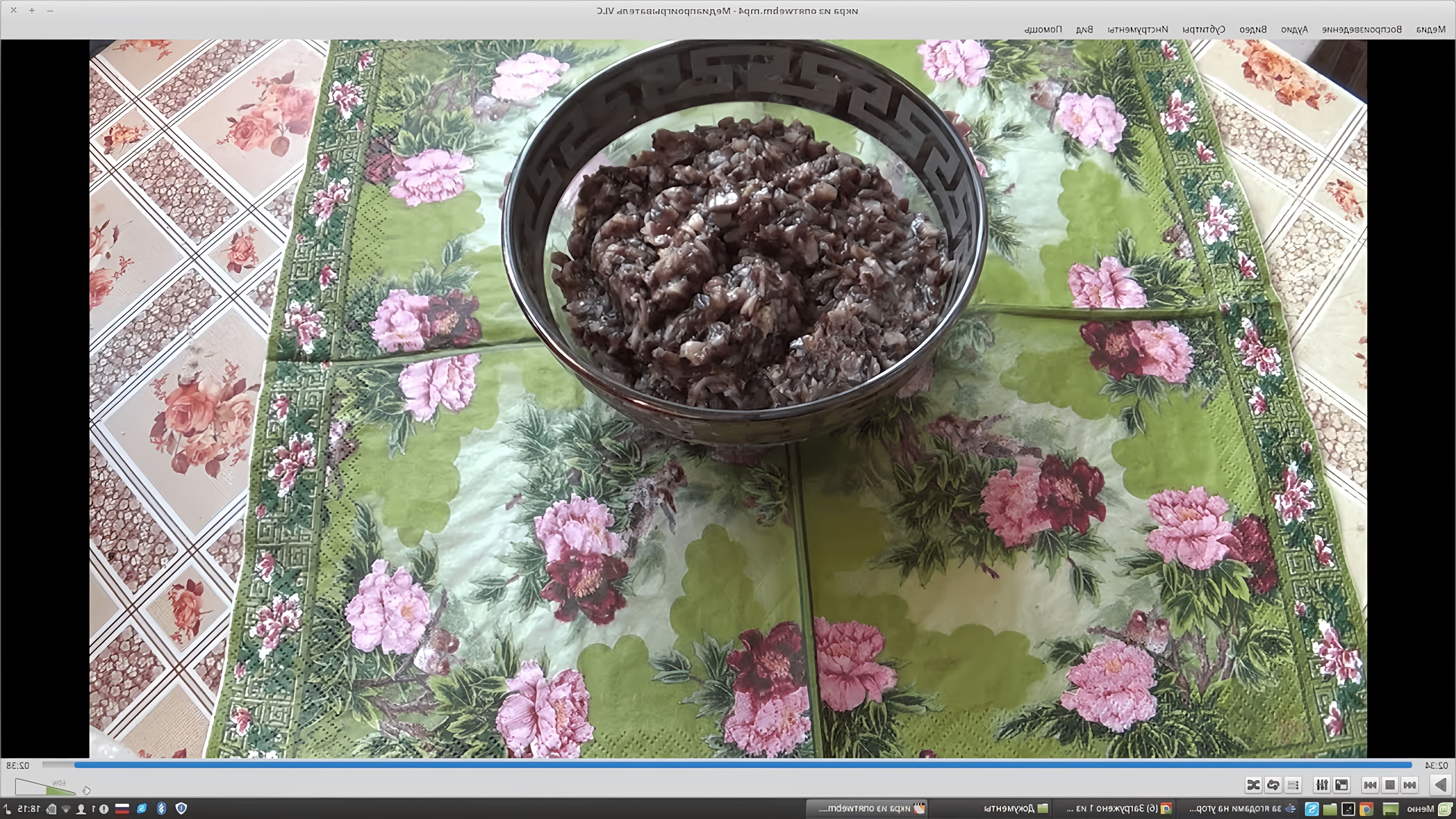 В данном видео демонстрируется процесс приготовления икры из опят
