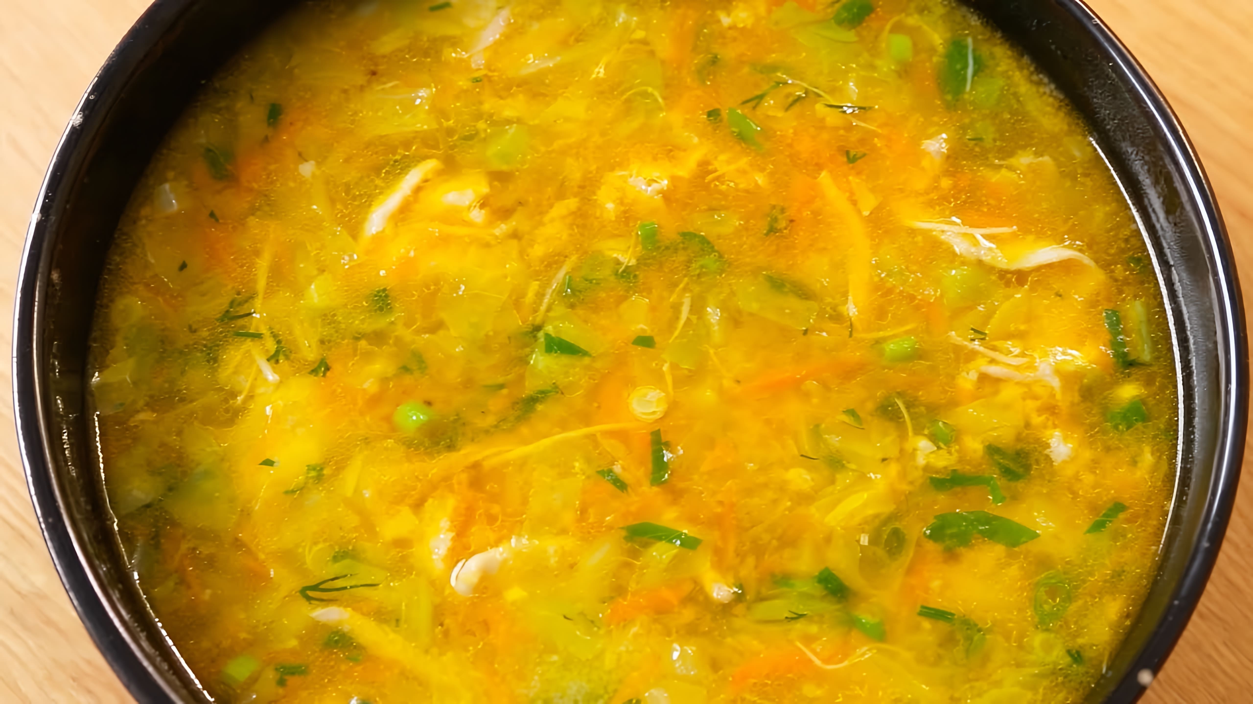 В этом видео демонстрируется процесс приготовления супа из курицы с секретным ингредиентом - манкой