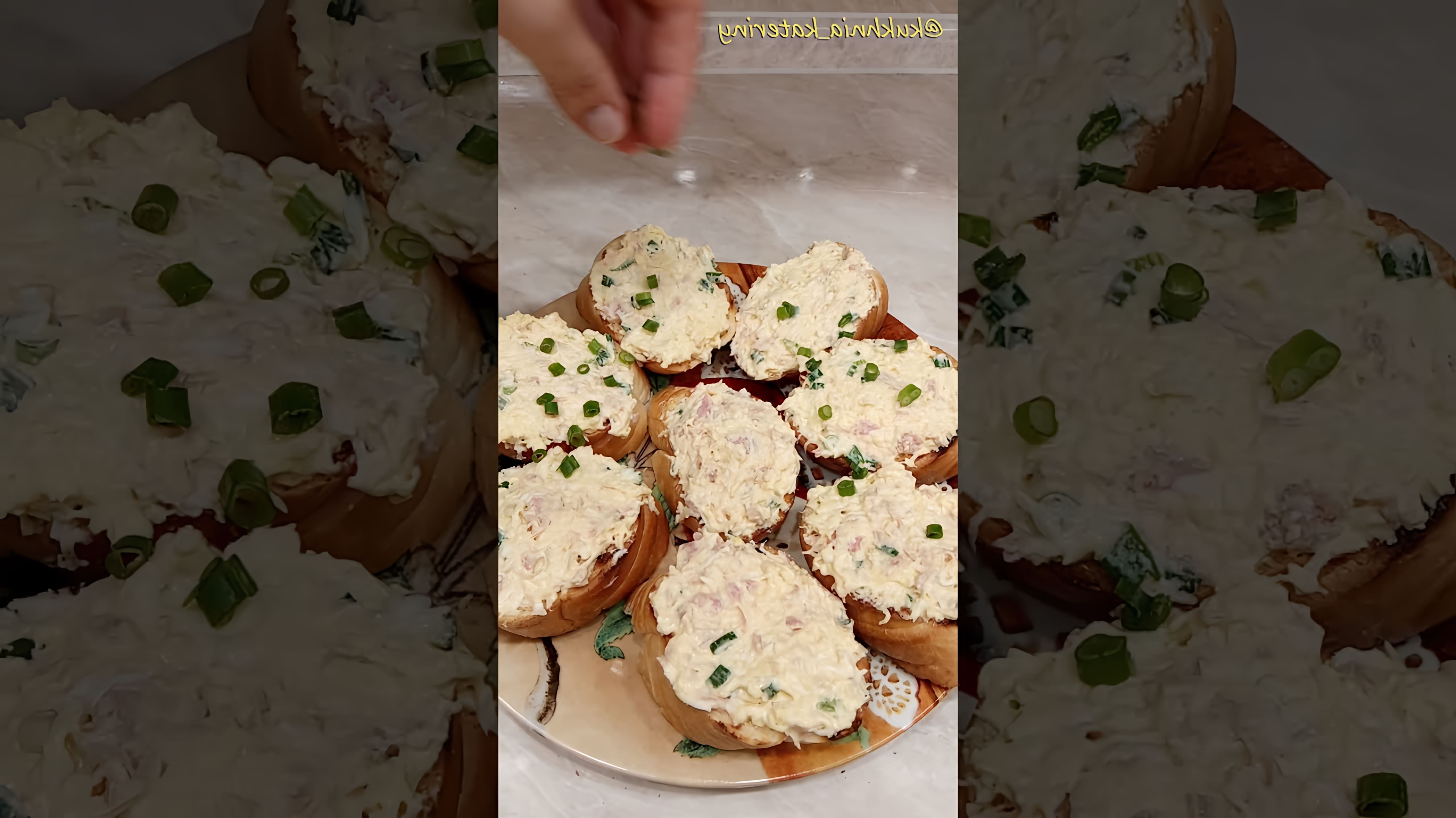 В этом видео-ролике вы увидите, как приготовить бесподобные бутерброды с тунцом для праздничного стола