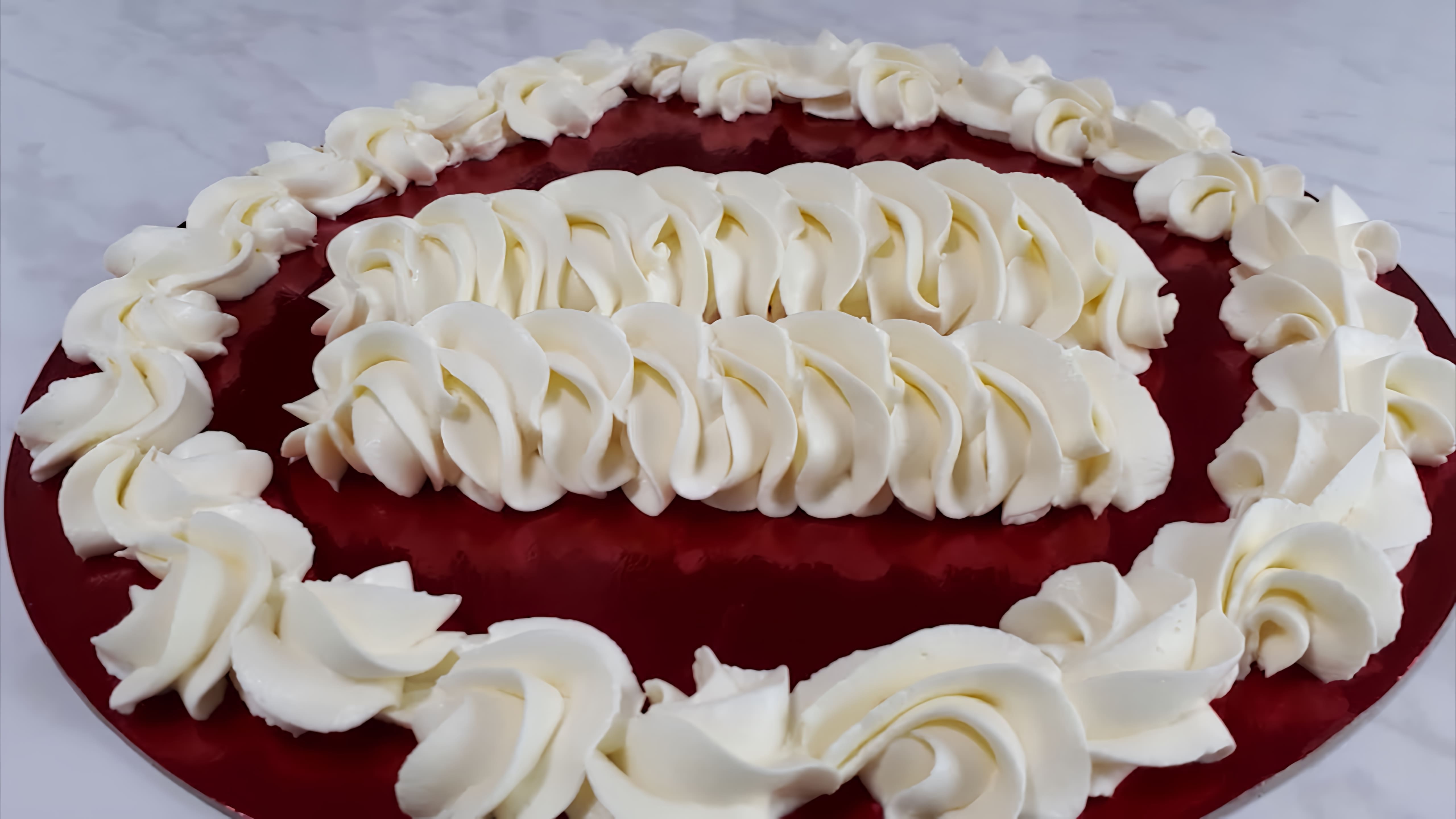 В этом видео демонстрируется рецепт сметанно-сливочного крема для тортов
