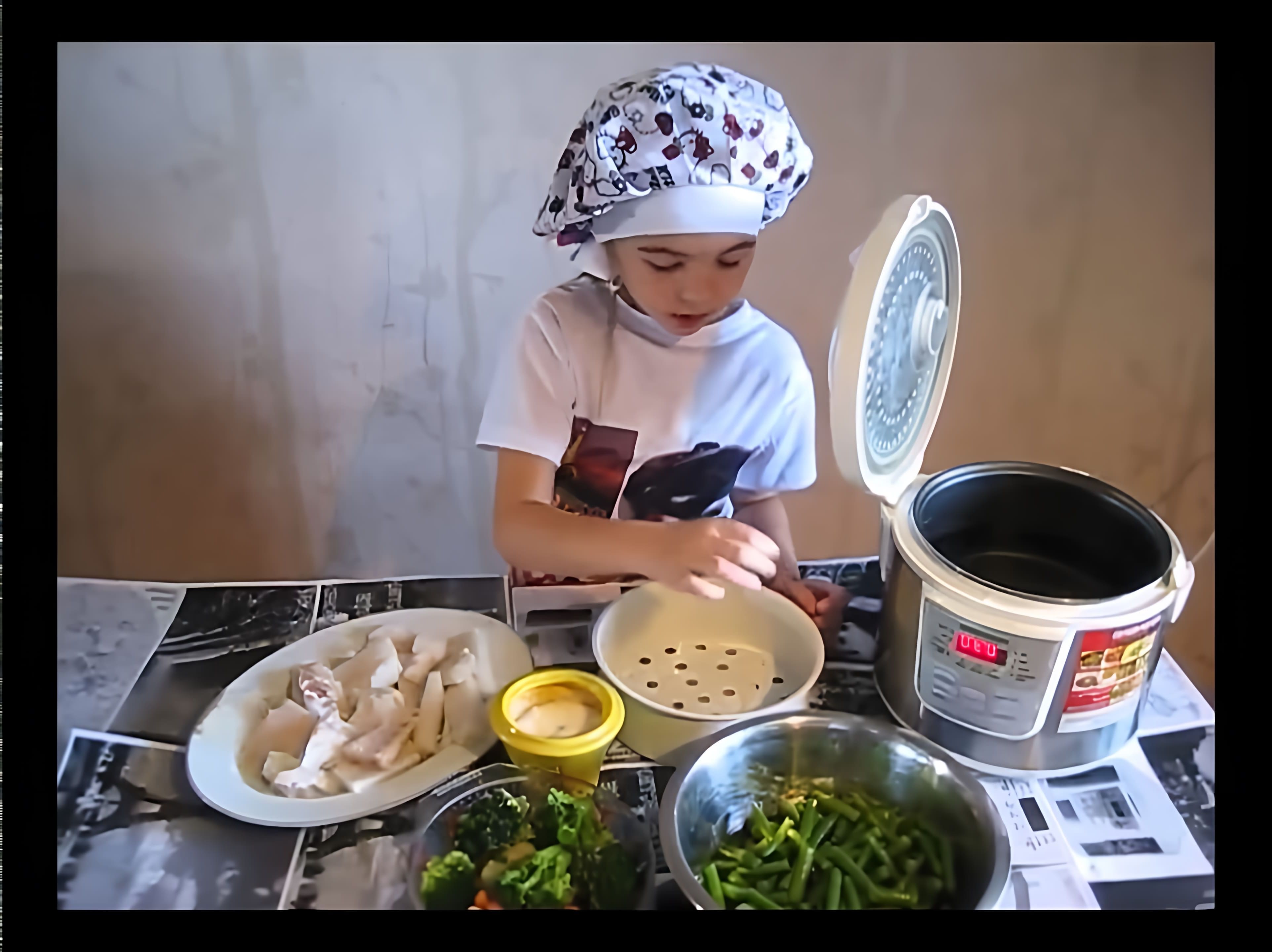 В этом видео демонстрируется процесс приготовления завтрака и обеда для детей в мультиварке REDMOND