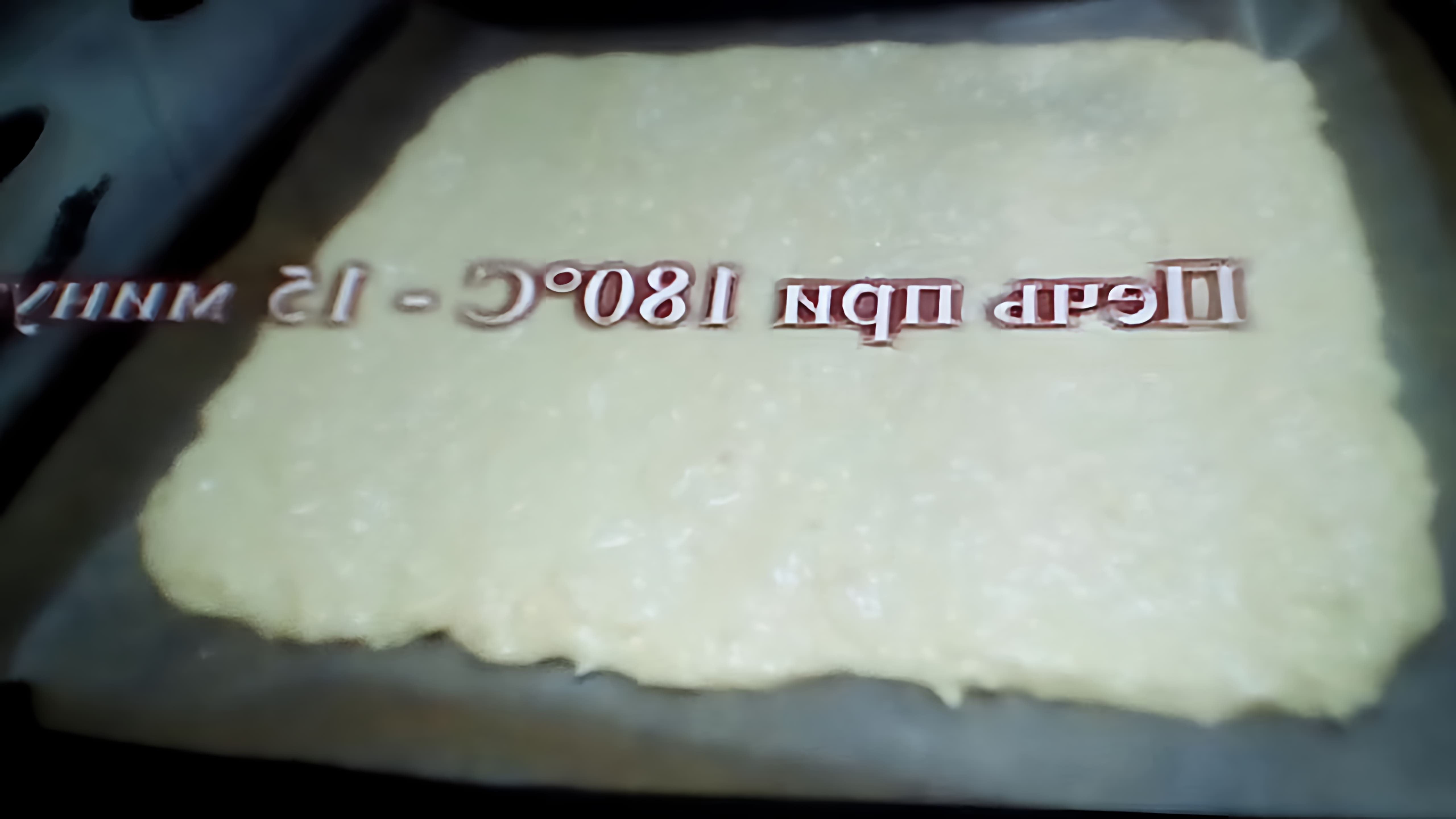 В этом видео демонстрируется процесс приготовления сырного рулета с мясом и грибами