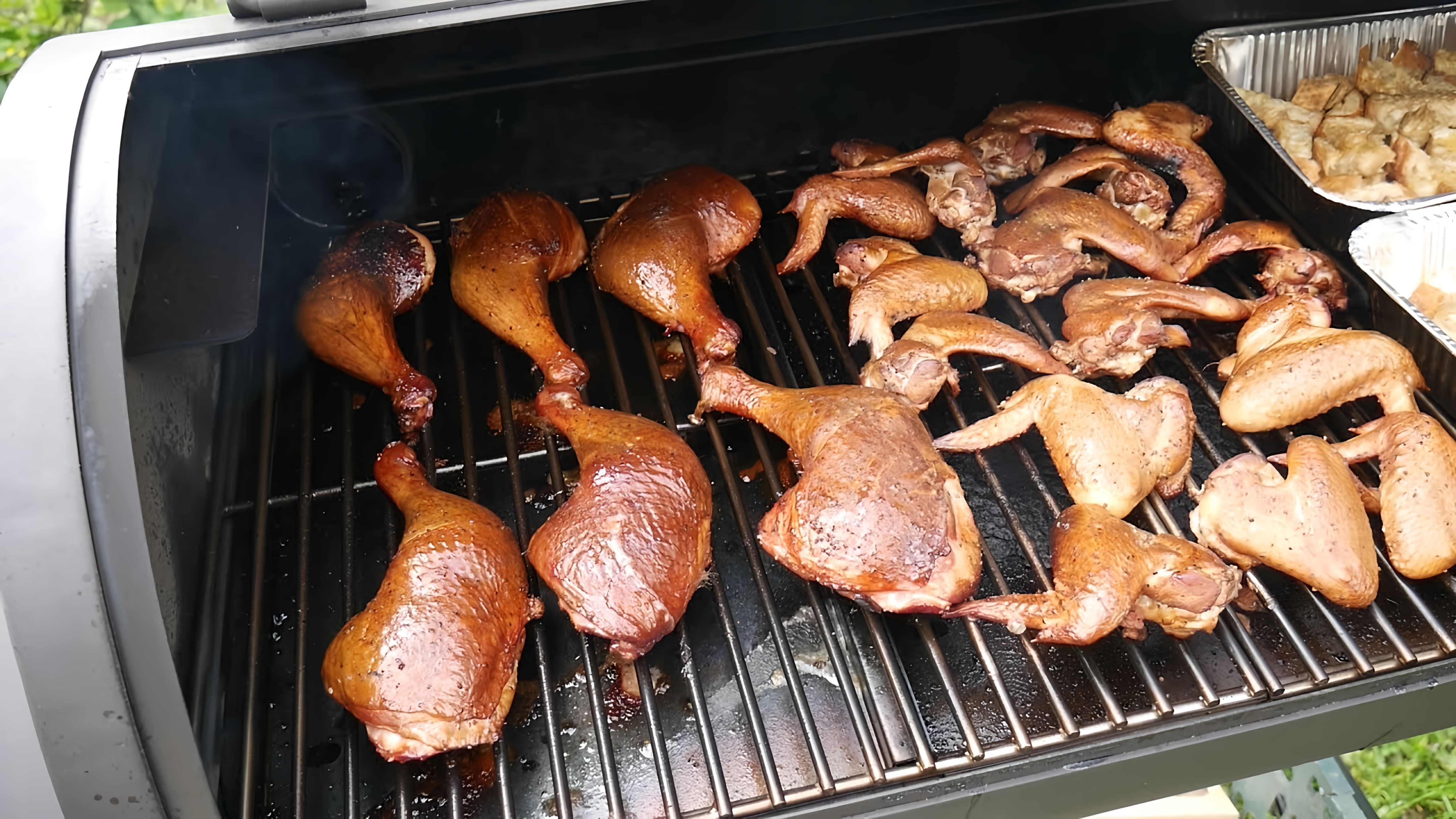 В этом видео демонстрируется процесс приготовления курицы горячего копчения и салата Цезарь с копченой курицей и гренками с ароматом костра