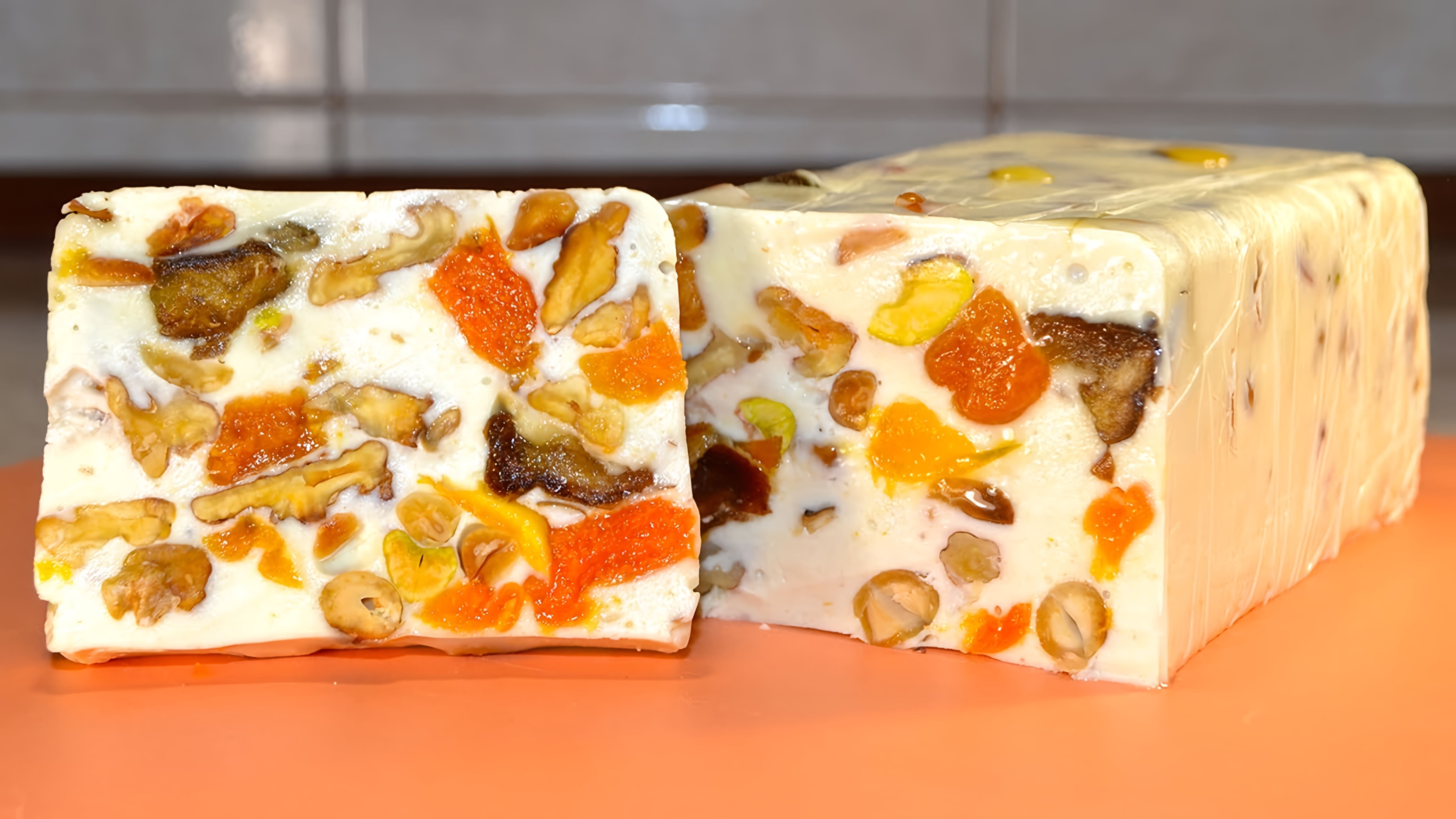 В этом видео демонстрируется рецепт вкусного десерта без выпечки из творога, орехов и сухофруктов с желатином
