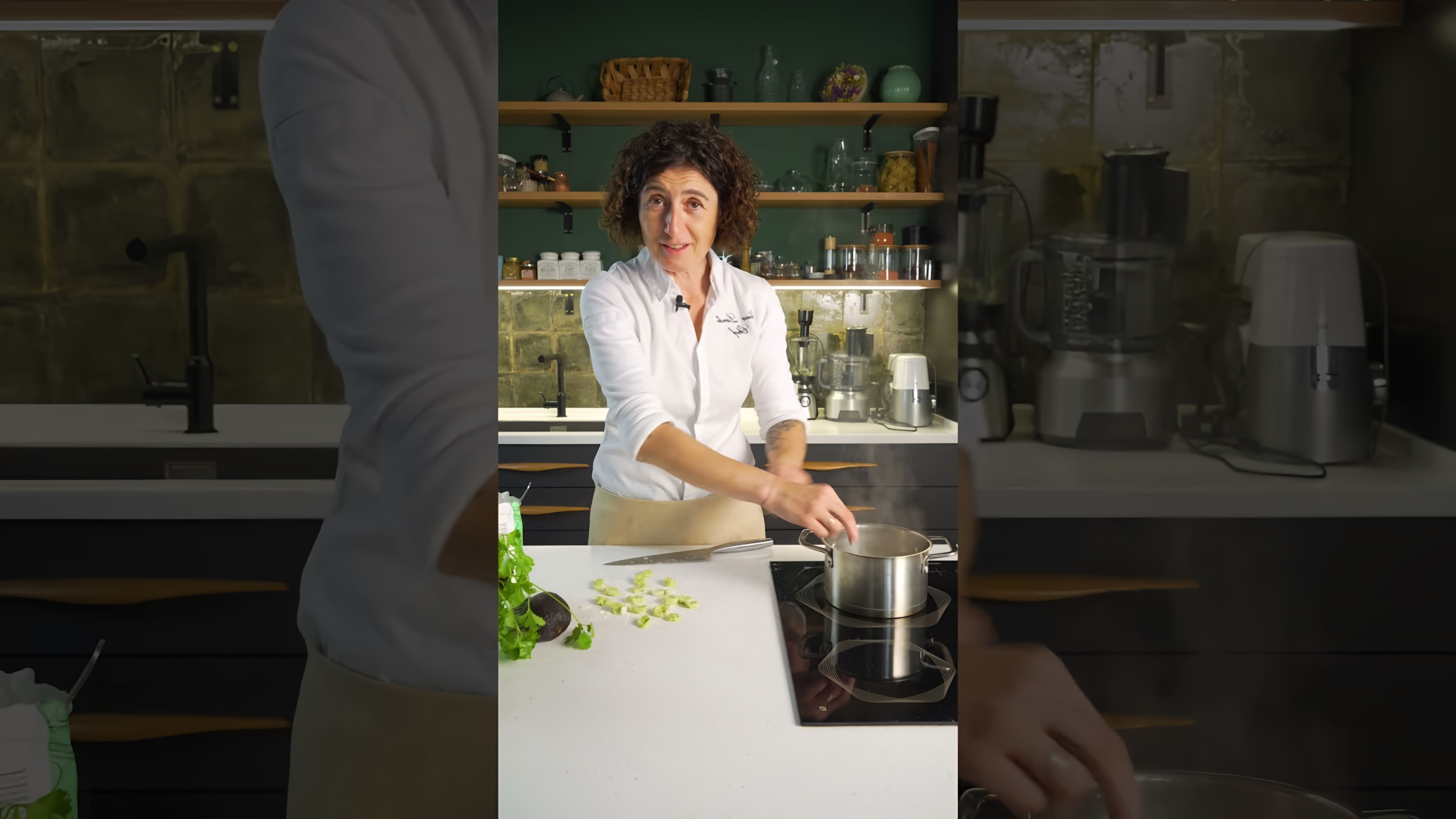 В этом видео демонстрируется процесс приготовления авокадо пасты по рецепту из интернета