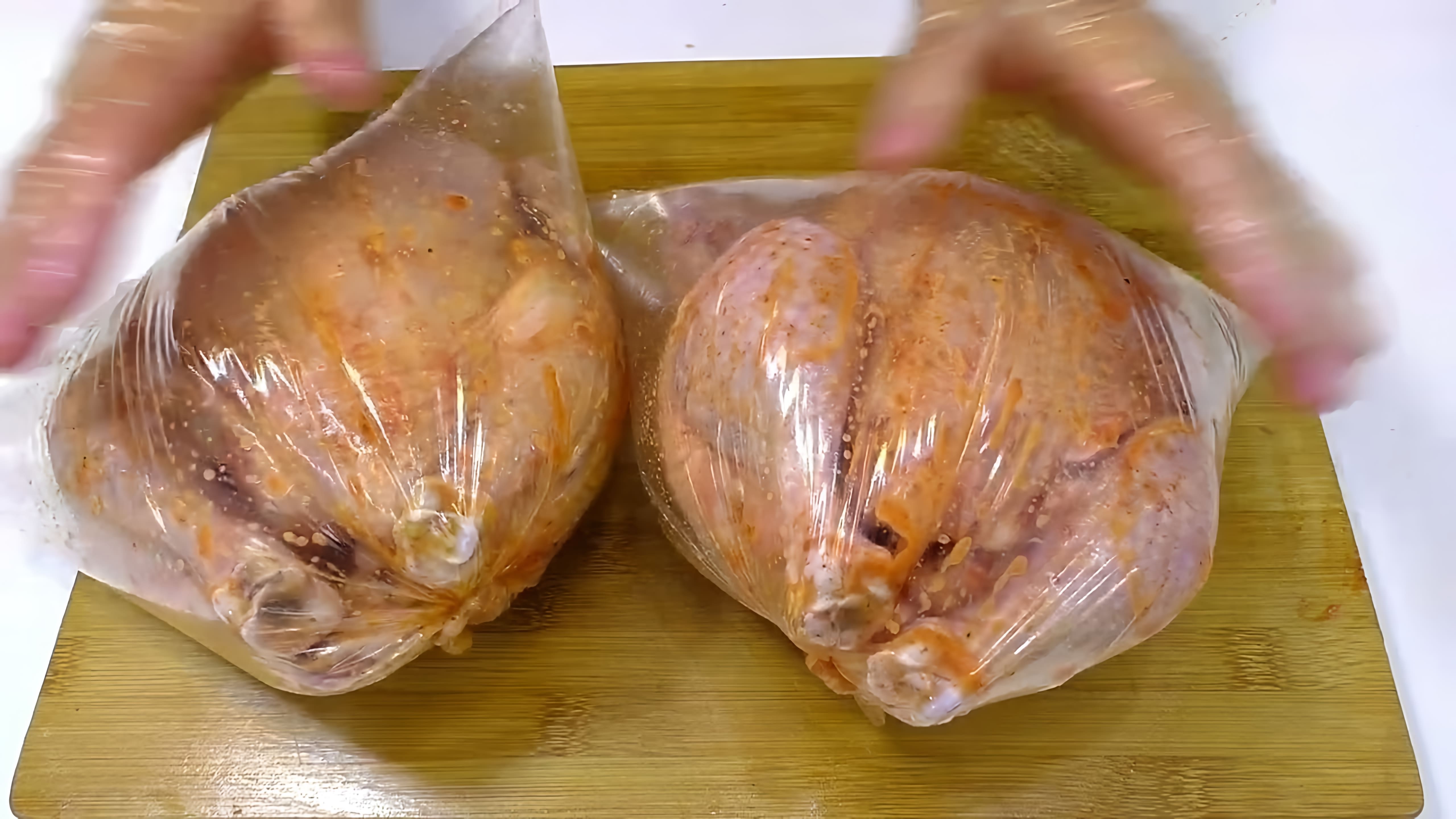 В этом видео демонстрируется процесс приготовления курицы гриль в обычной газовой духовке