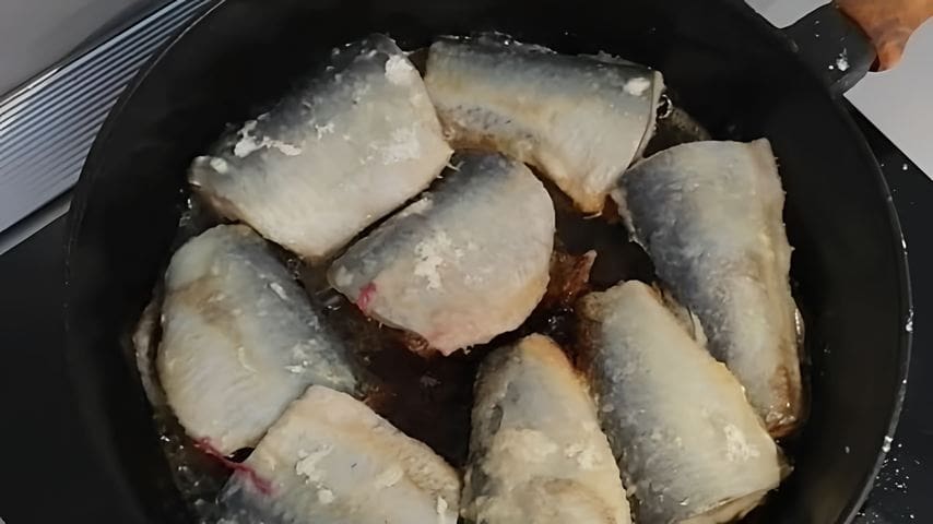 К чему снится жарить рыбу лично. Жареная селедка. Сельдь жареная. Сельдь в масле жарить на сковороде. Жареная рыба селедка.