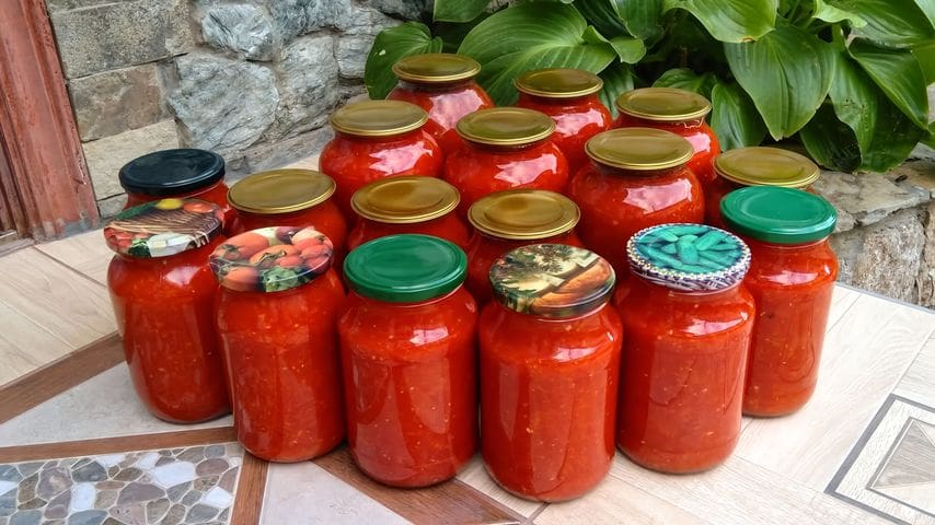 Аппетитка на зиму из помидор и моркови. Заготовки на зиму икра. икра из помидоров на зиму. икра из помидор. помидорная икра.