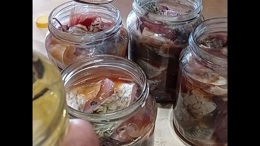 Консервы из рыбы в скороварке. Консервируем в мультиварке. Рыбные консервы в скороварке. Рыбные консервы в скороварке в банках. Рыбные консервы в скороварке в банках.