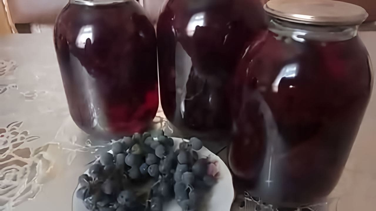 Делают ли компот из винограда на зиму. Компот из вишни и винограда. компот из винограда магазинный. виноград в банках на зиму.