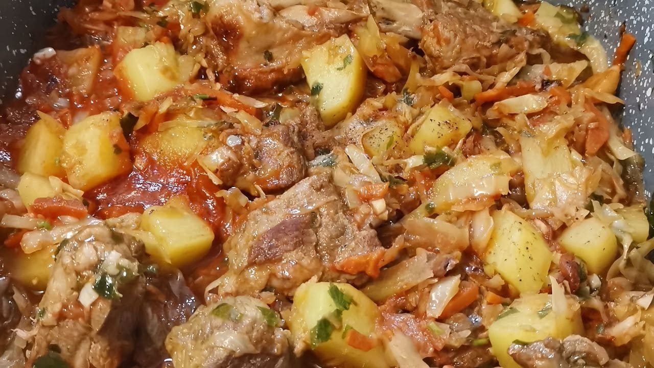 Тушеная капуста с овощами и картошкой