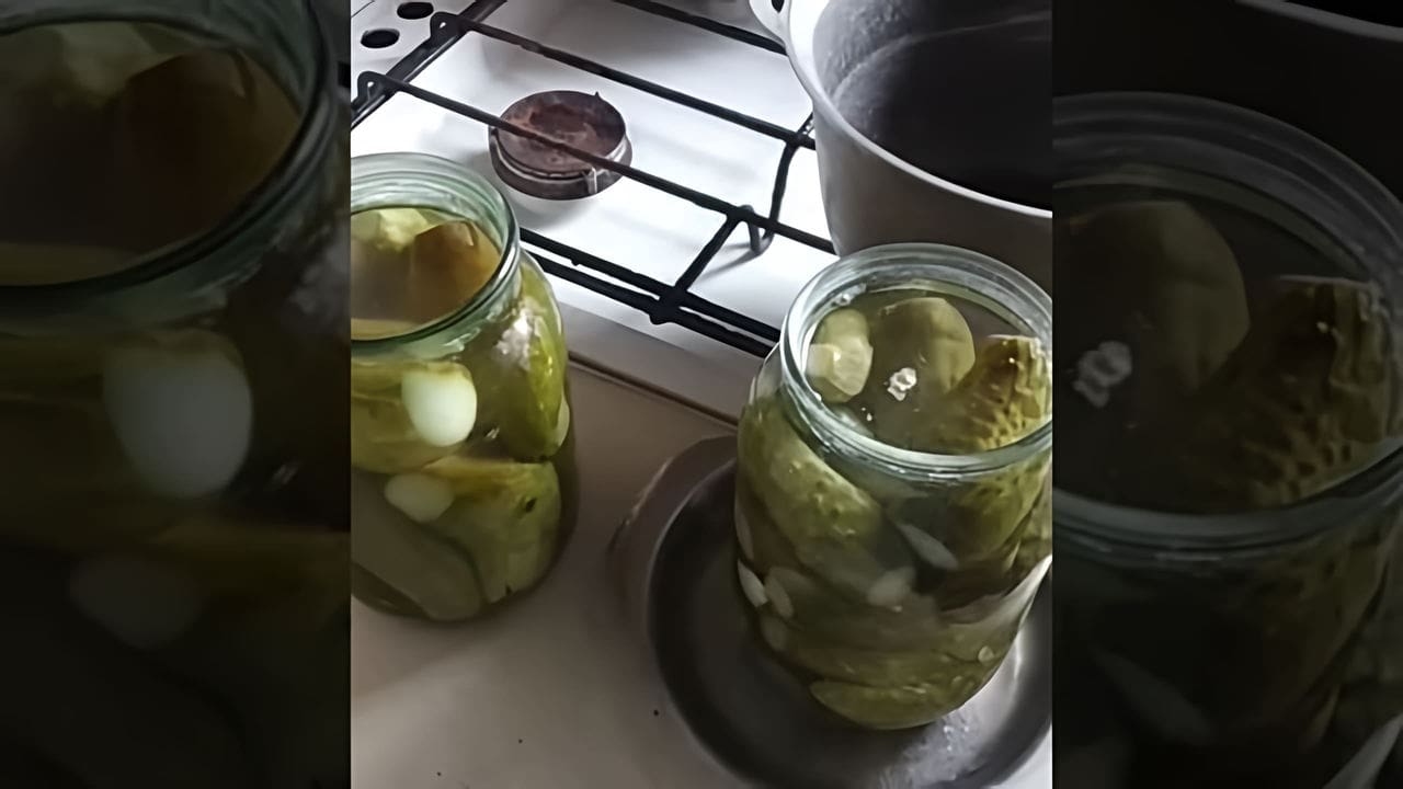 Если маринад в огурцах помутнел что делать. Огурцы в банке с мутным рассолом. Если маринад в огурцах помутнел что делать. Огурцы в банке помутнели. Мутные банки с огурцами.