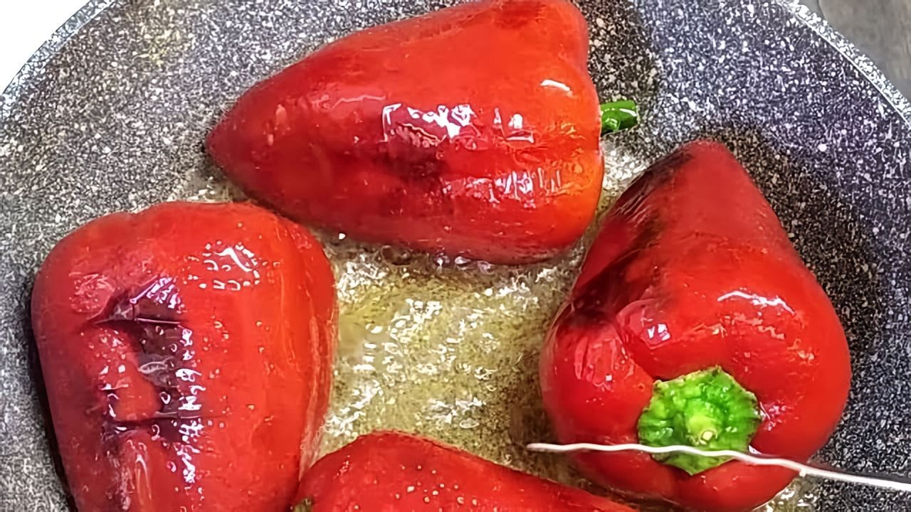 Жареный перец на сковороде. Перец сладкий жаренный. Жареный болгарский перец на зиму. Жареный перец. Перец сладкий жаренный.