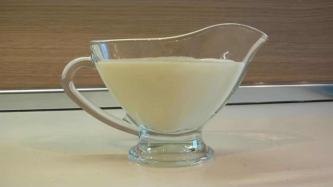 Соус из сметаны и кефира. Белый соус шофруа. Соус молочный сладкий. Chaud-froid соус. Соус молочный фото.