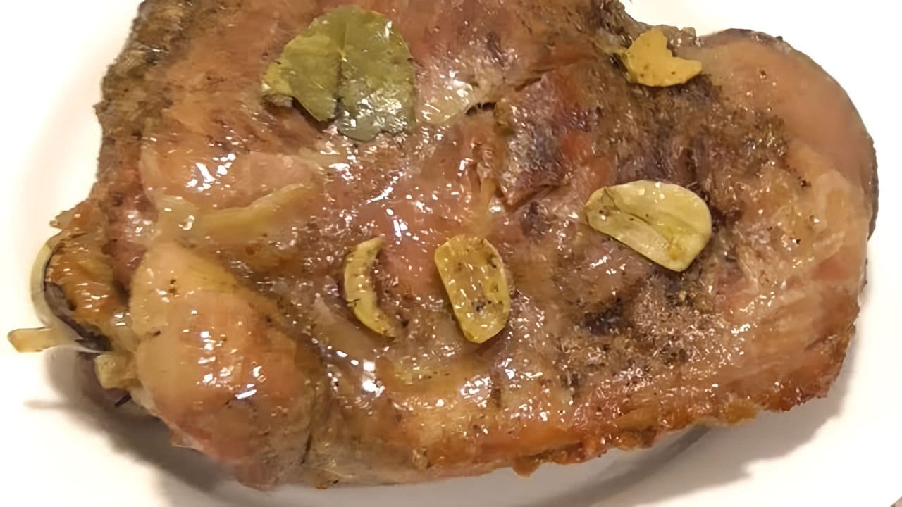 Блюда с бедром индейки. Что приготовить из бедра индейки на кости. Бедро индейки с солеными огурцами. Блюда из бедра индейки без кости. Филе бедра индейки на кости.