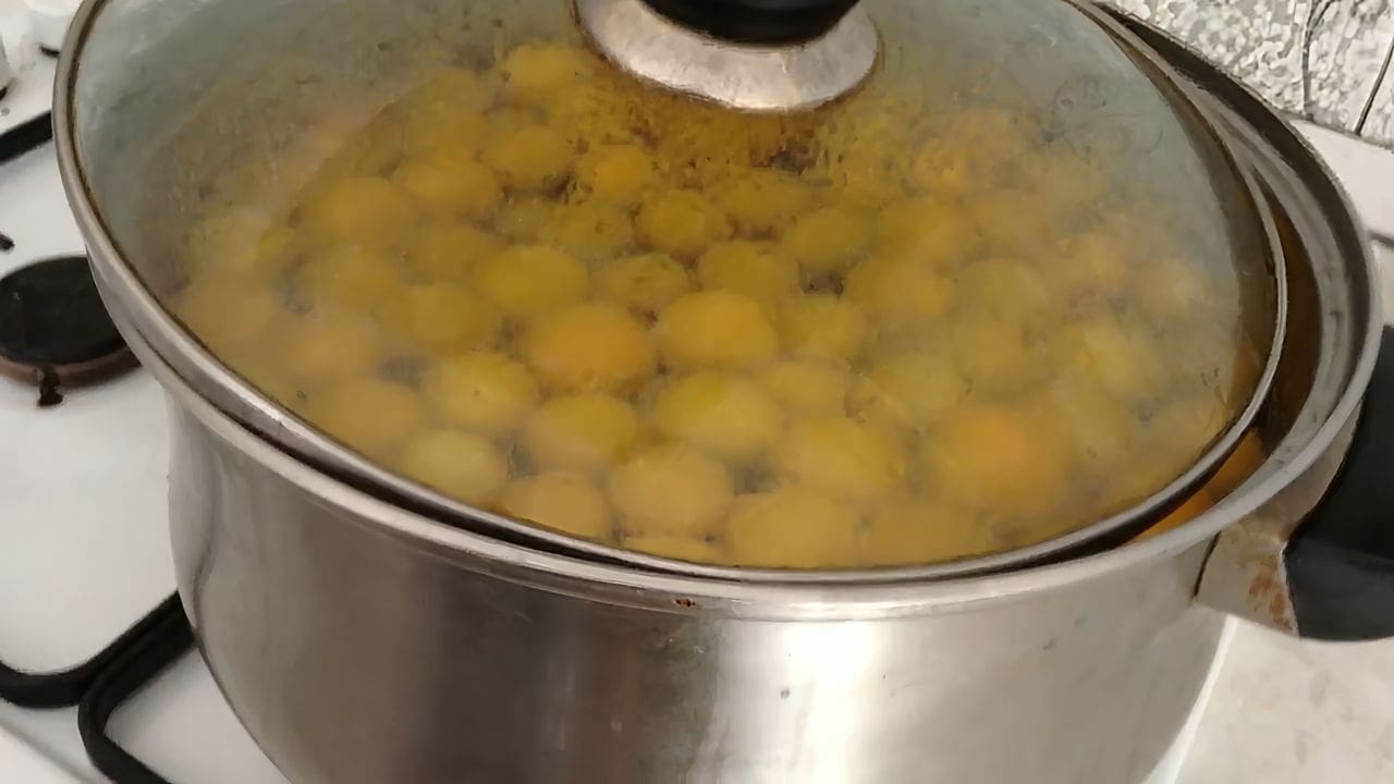 Как сварить компот из алычи. Компот алыча сахар. Суп с алычой. Компот из алычи на зиму на 3 литровую банку. Сок из алычи.