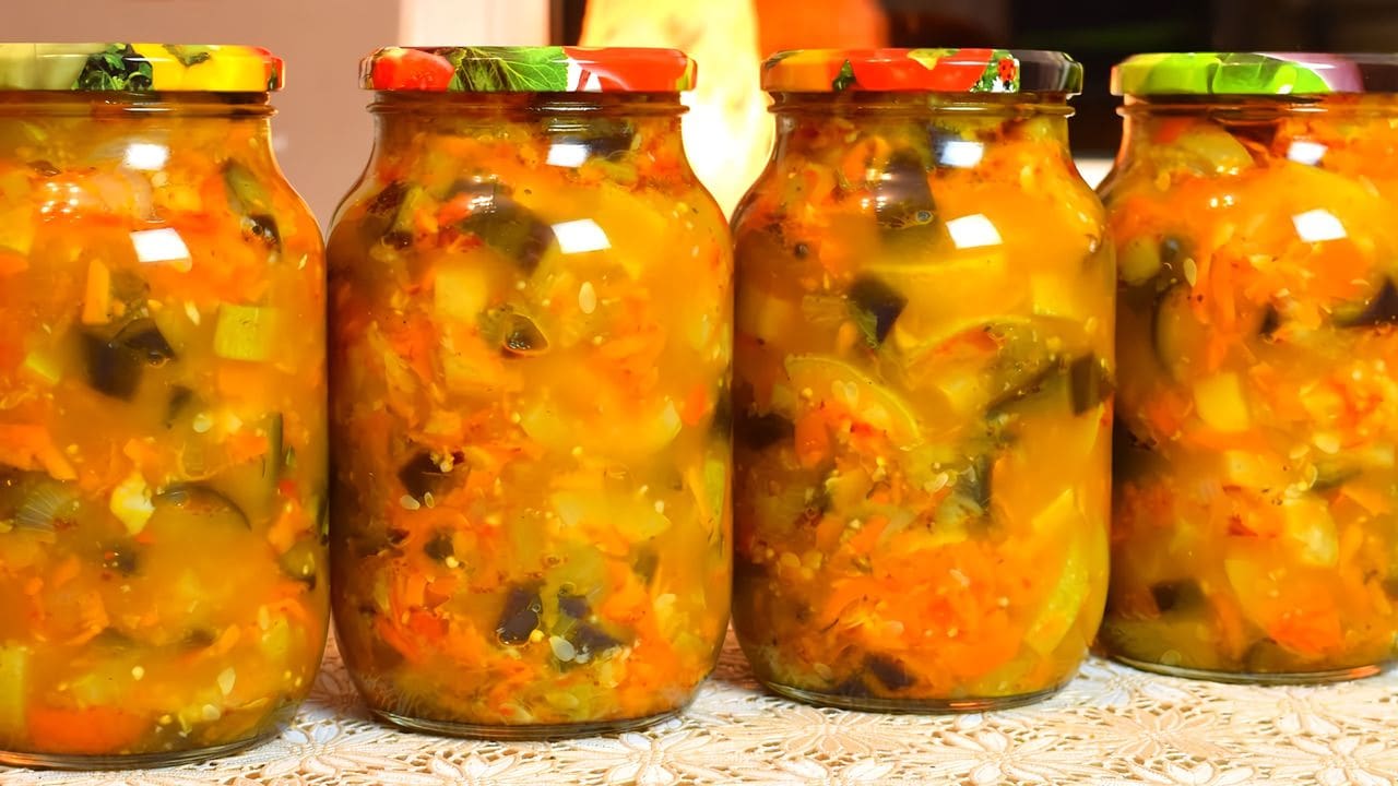 Кухня наизнанку заготовки на зиму. Заготовка кабачков мамины рецепты. Жареные кабачки на зиму в банках. Кабачковый салат на зиму. Закрутка кабачков.
