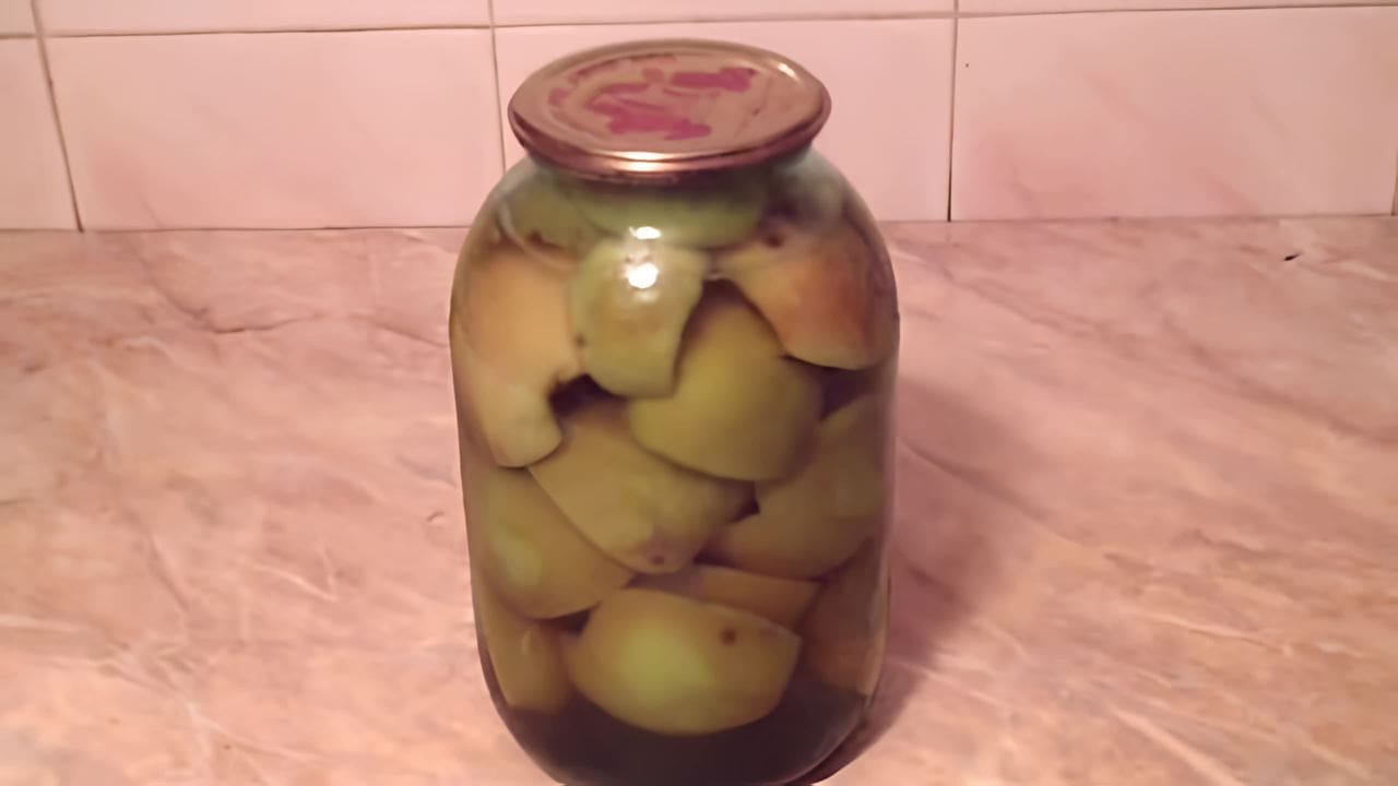 В яблочном консервированном соке белое что то фото. Яблочные дольки. Как замариновать яблоки в банку. Яблоки маринованные на зиму. Консервирование яблок на зиму в банках целиком.