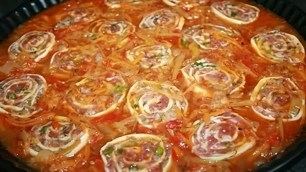 Рулет из фарша с сыром в кляре. Ленивые грузинчики. Грузинчики с фаршем и картошкой. Рулетики из теста с фаршем. Рулет из теста с фаршем на сковороде.