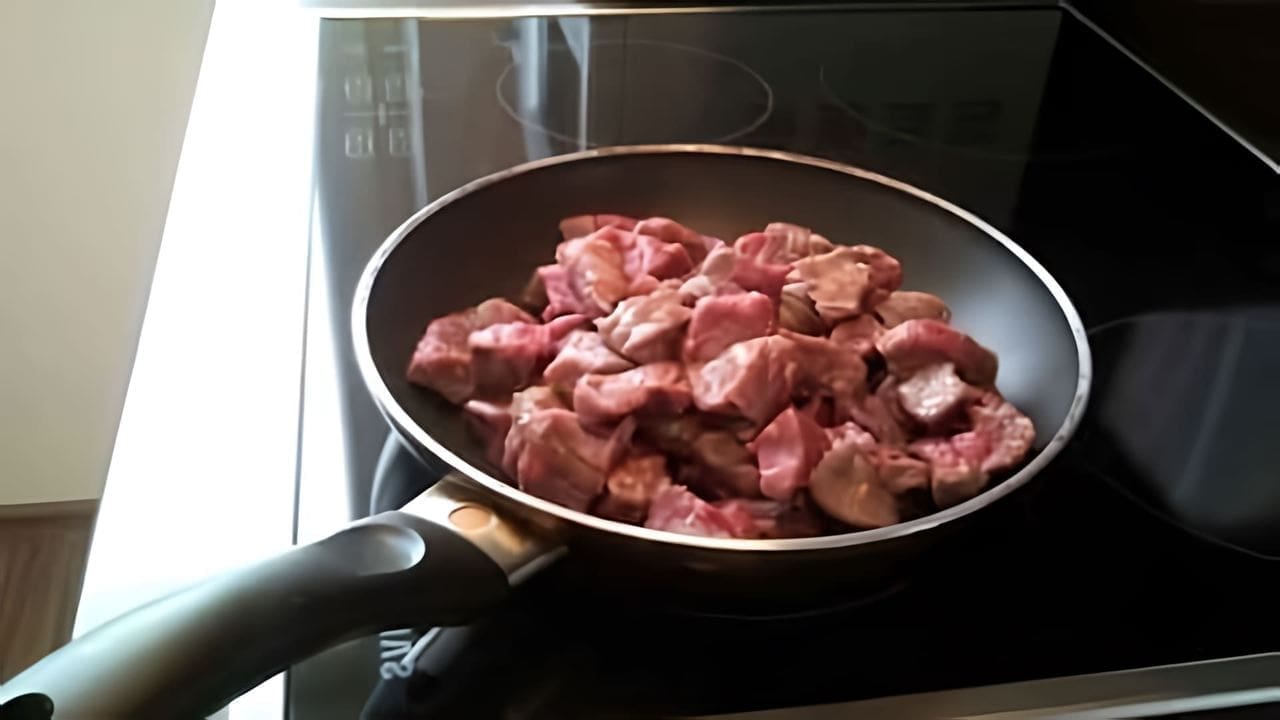 Быстро пожарить говядину на сковороде. Мясо жареное на сковороде с луком. Приготовить быстро и вкусно говядину на сковороде кусочками. Стейк жареный на сковороде. Пожарить свинину на сковороде кусочками с луком.