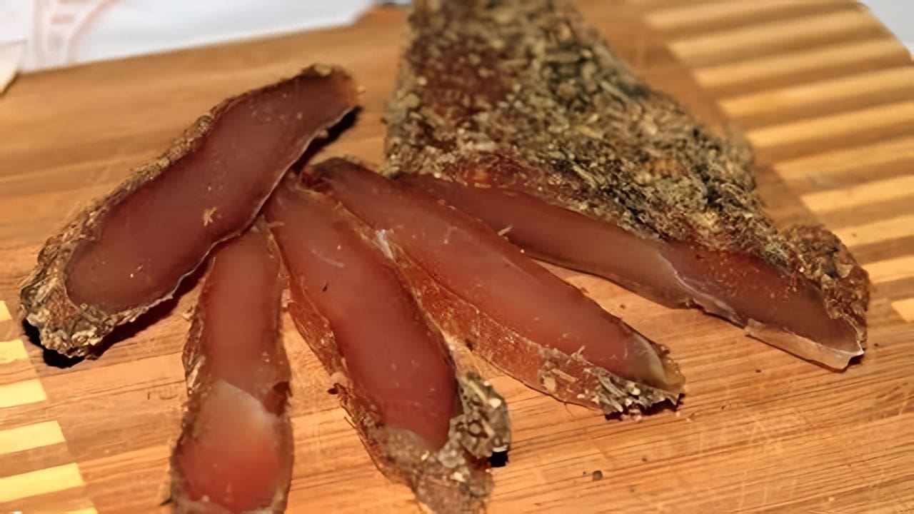 Бастурма из курицы пошагово. Бастурма из курицы. Вяленое куриное филе. Вяленая куриная грудка. Бастурма куриная вяленая.
