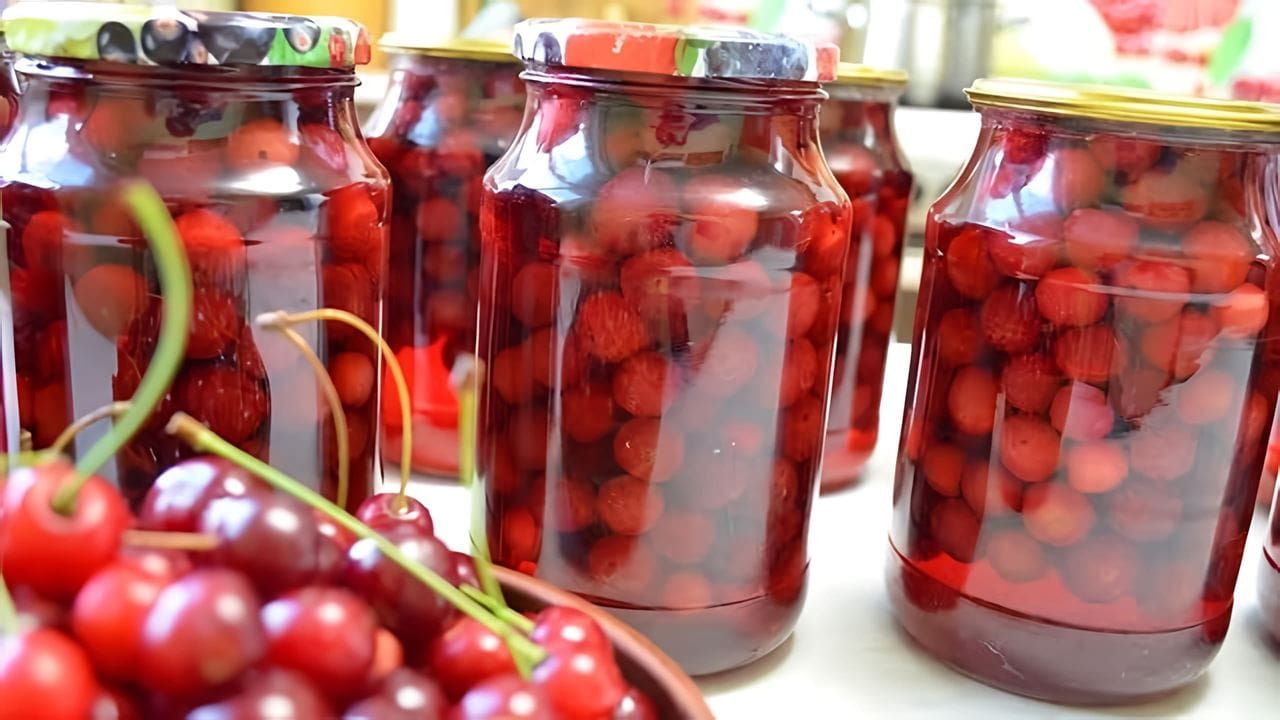 Вишня на зиму рецепт. Заспиртованная вишня. компот из вишни на зиму. зимняя вишня ягоды. черешня как сохранить на зиму.