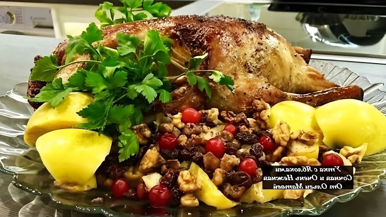 Утка запеченная с айвой и яблоками. Утка фаршированная айвой. яблоки на блюде.